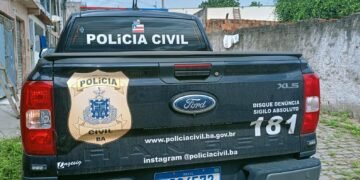 carro da polícia civil na rua de Santo Amaro