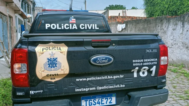 carro da polícia civil na rua de Santo Amaro