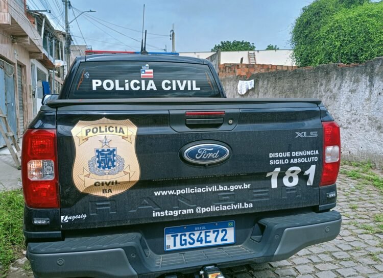 carro da polícia civil na rua de Santo Amaro