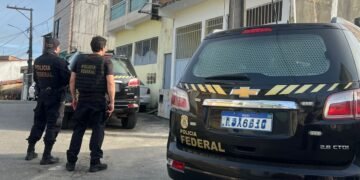 carro da polícia federal e dois policiais federais em rua de Santo Amaro