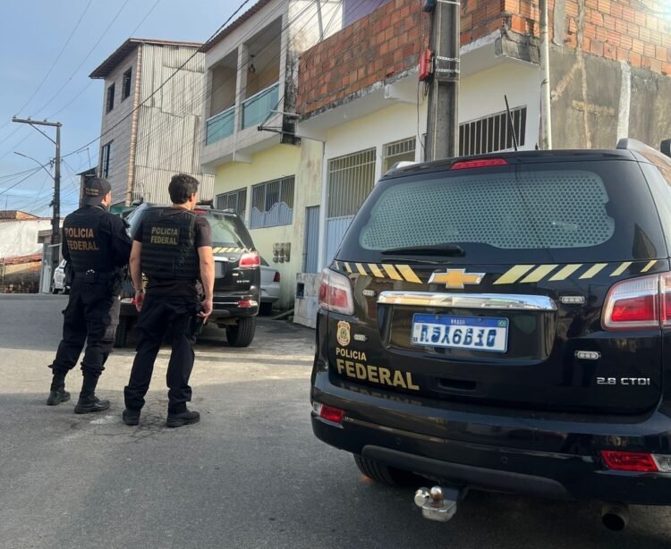 carro da polícia federal e dois policiais federais em rua de Santo Amaro