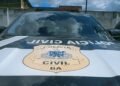 Operação em Santo Amaro prende suspeito de coordenar homicídios no Recôncavo 2 carro da Polícia Civil estacionado na DT de Santo Amaro