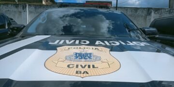 carro da Polícia Civil estacionado na DT de Santo Amaro