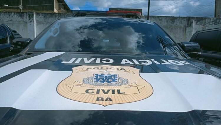 carro da Polícia Civil estacionado na DT de Santo Amaro