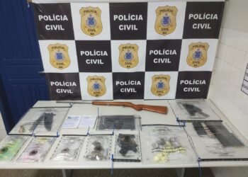 apreensões realizadas durante a Operação Pax Terrae em Terra Nova. Dorgas, celulares, facão, extratos bancários etc.