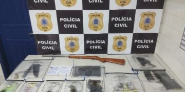 apreensões realizadas durante a Operação Pax Terrae em Terra Nova. Dorgas, celulares, facão, extratos bancários etc.