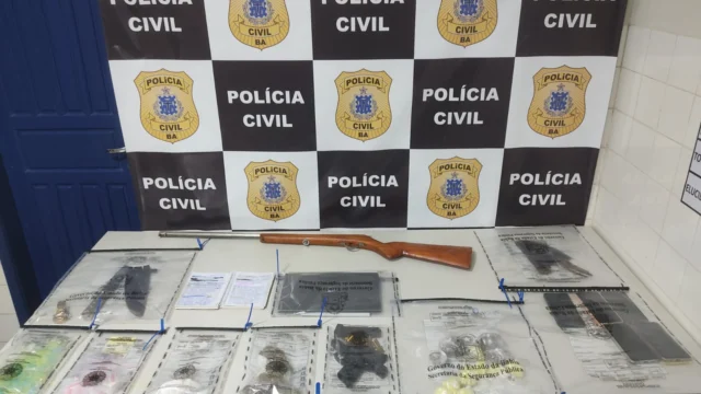 apreensões realizadas durante a Operação Pax Terrae em Terra Nova. Dorgas, celulares, facão, extratos bancários etc.