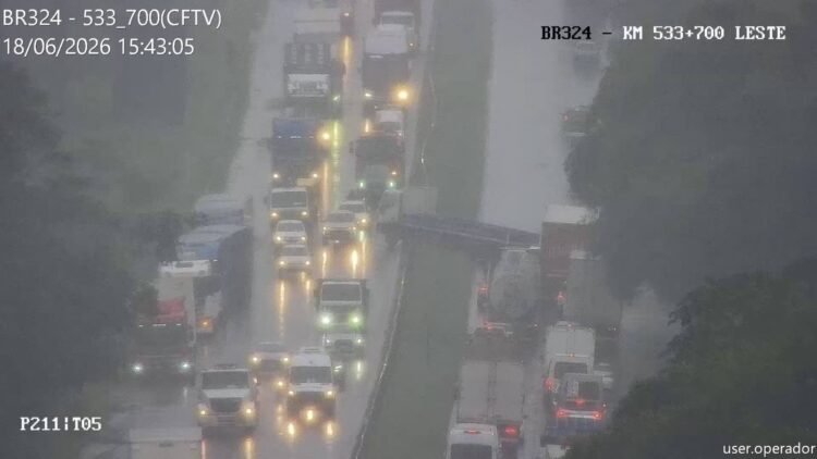 Caminhão sai da pista e interdita parcialmente a BR-324 nos dois sentidos em Conceição do Jacuípe 1 br-324 acidente trânsito engarrafado