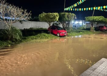Rios sobem em Santo Amaro e causam pontos de alagamento; veja previsão da maré 4 rua São José, em Santo Amaro, totalmente alagado devido ao transbordado do rio Sergimirim
