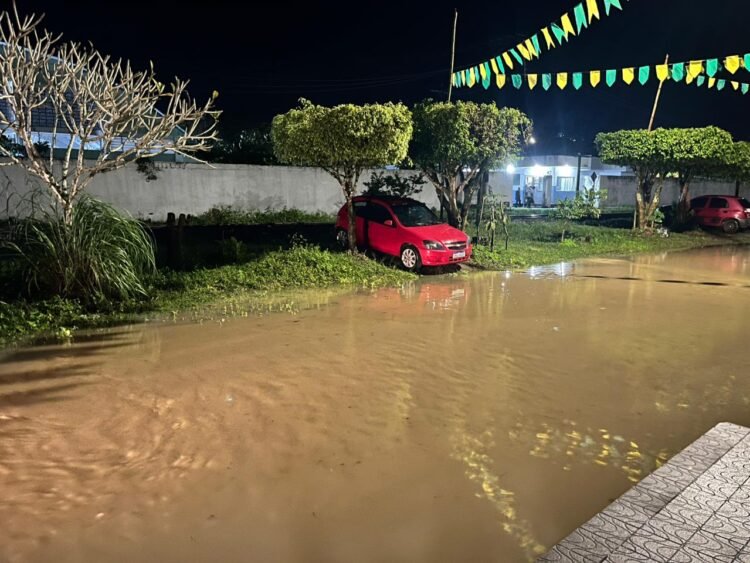 Rios sobem em Santo Amaro e causam pontos de alagamento; veja previsão da maré 1 rua São José, em Santo Amaro, totalmente alagado devido ao transbordado do rio Sergimirim