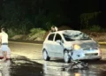 acidente em Santo Amaro. Carro com parabrisa quebrado após batida com ciclista