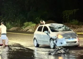 acidente em Santo Amaro. Carro com parabrisa quebrado após batida com ciclista