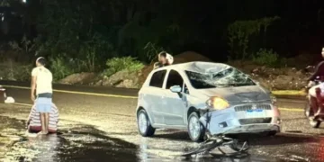 acidente em Santo Amaro. Carro com parabrisa quebrado após batida com ciclista