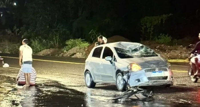 acidente em Santo Amaro. Carro com parabrisa quebrado após batida com ciclista