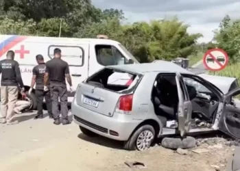 ambulância colide com carro de passeio no sul da Bahia, na BR-101