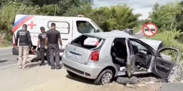 ambulância colide com carro de passeio no sul da Bahia, na BR-101