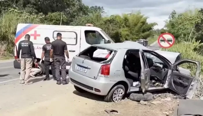 Colisão entre ambulância e carro deixa duas vítimas fatais e fere cinco no sul da Bahia 1 ambulância colide com carro de passeio no sul da Bahia, na BR-101