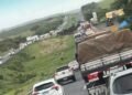 carreta tomba na BR-324 próximo a Terra Nova