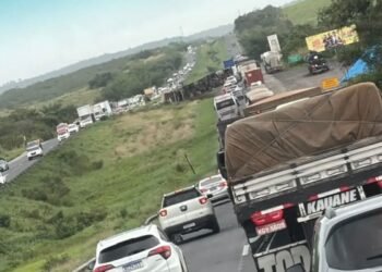 carreta tomba na BR-324 próximo a Terra Nova