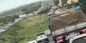 carreta tomba na BR-324 próximo a Terra Nova