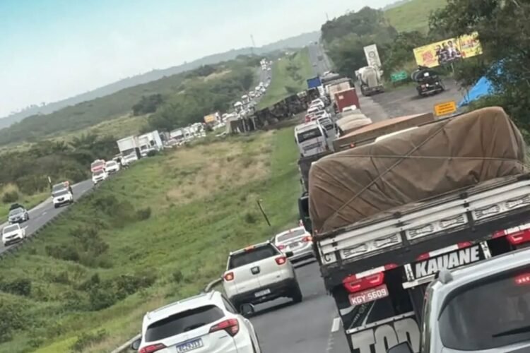 carreta tomba na BR-324 próximo a Terra Nova