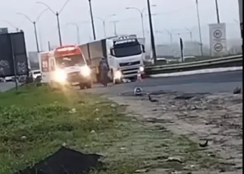 Carreta atropela motociclista na BR-324 em Feira de Santana