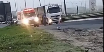 Carreta atropela motociclista na BR-324 em Feira de Santana