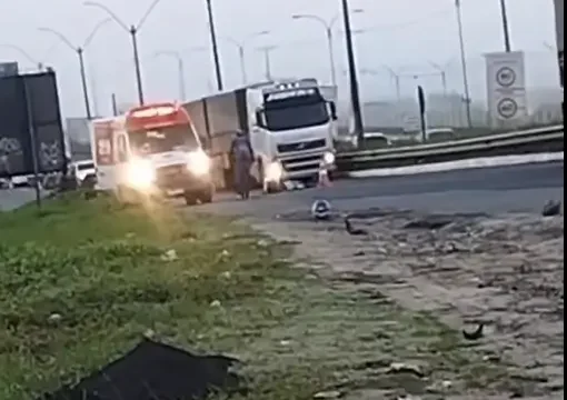 Carreta atropela motociclista na BR-324 em Feira de Santana