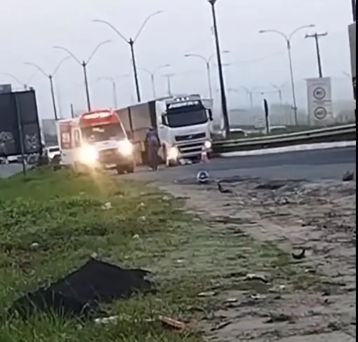 Carreta atropela motociclista na BR-324 em Feira de Santana