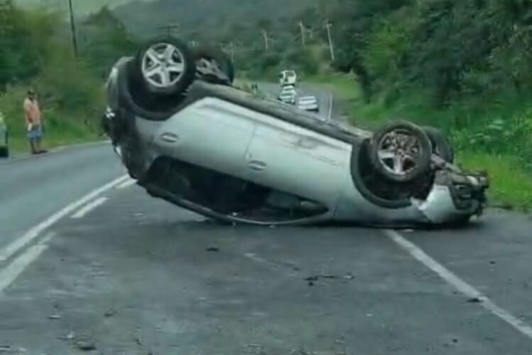 carro capotado na BA-513 próximo a Santo Amaro da Purificação