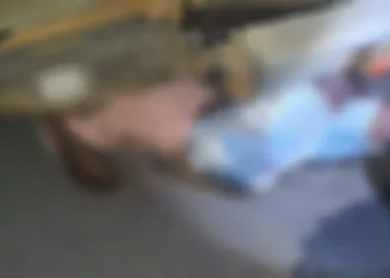 homem caído na rodovia após atropelamento. imagem borrada