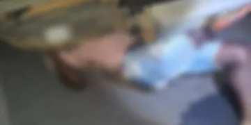 homem caído na rodovia após atropelamento. imagem borrada