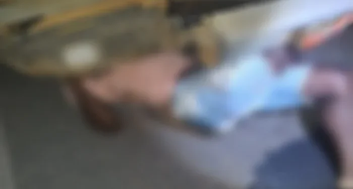 homem caído na rodovia após atropelamento. imagem borrada