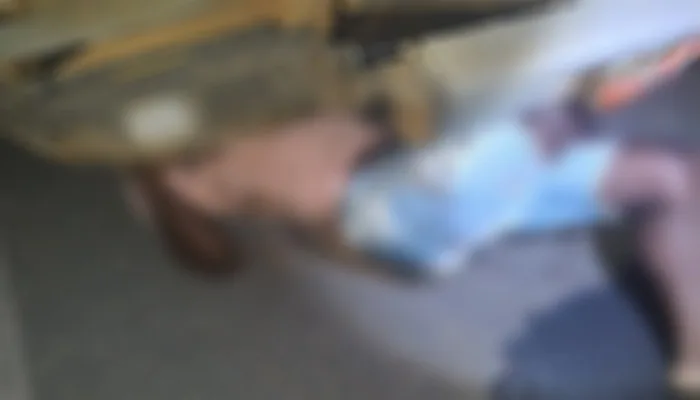 Motociclista perde o controle em quebra-molas e é arrastado por caminhão em Santo Amaro 1 homem caído na rodovia após atropelamento. imagem borrada