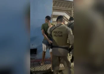 homem sendo preso em São Félix no Recôncavo Baiano