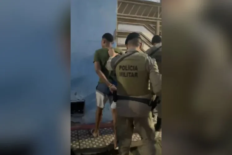 Polícia prende investigado por execução de trabalhador em São Félix 1 homem sendo preso em São Félix no Recôncavo Baiano