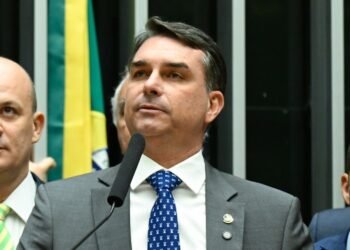 meio de uma operação financeira complexa. As informações são do blog de Andreia