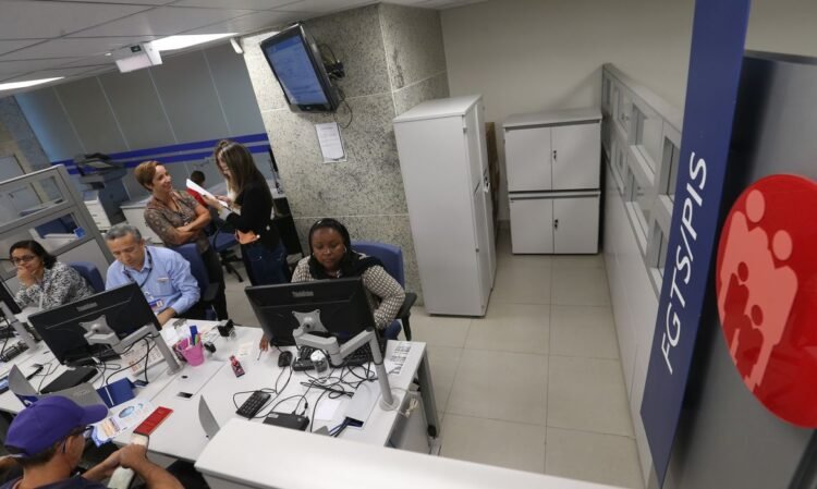 PIS/Pasep 2026: abono salarial para nascidos em julho e agosto inicia pagamento nesta segunda 1 © Fabio Rodrigues Pozzebom/Agência Brasil