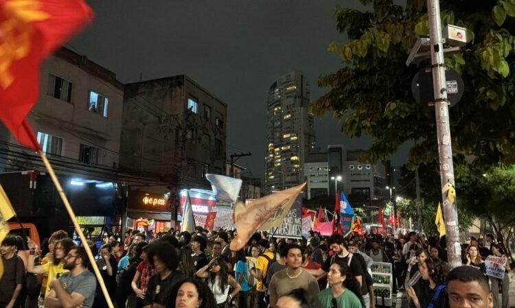 Estudantes ocupam Avenida Paulista em protesto contra cortes no ensino superior 1 © Guilherme Jeronymo/Agência Brasil