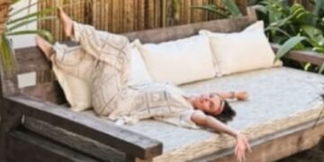 Após casamento, Isis Valverde esbanja beleza na praia