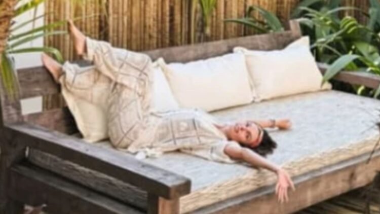 Refúgio de luxo na Bahia de Isis Valverde tem diárias que chegam a R$ 42 mil 1 Após casamento, Isis Valverde esbanja beleza na praia