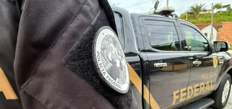 Polícia Federal desarticula rede financeira do Comando Vermelho com bloqueio milionário 1 movimentar recursos usados na compra de armas e drogas para abastecer a organiza