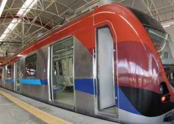 isso pedimos que todos aguardem a saída dos passageiros antes de entrar nos tren