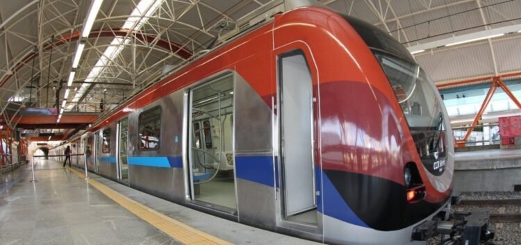 isso pedimos que todos aguardem a saída dos passageiros antes de entrar nos tren