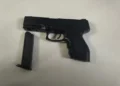 Homem que fingia ser policial militar é flagrado com simulacro de pistola em Caetité