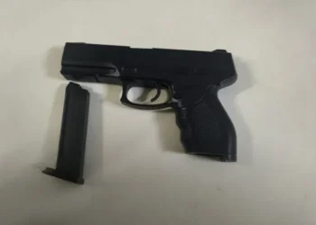 Homem que fingia ser policial militar é flagrado com simulacro de pistola em Caetité