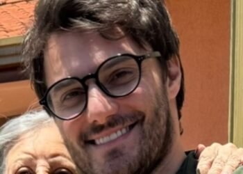 Hugo Bonèmer ao lado da avó, reforçando a relação de carinho entre os dois. O at