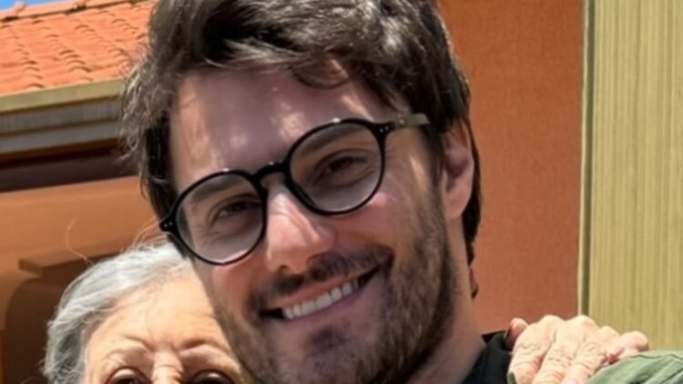 Hugo Bonèmer ao lado da avó, reforçando a relação de carinho entre os dois. O at