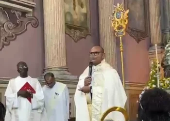 Padre Jerônimo em Santo Amaro, durante a celebração de Corpus Christi