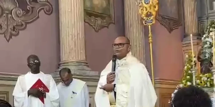 Padre Jerônimo em Santo Amaro, durante a celebração de Corpus Christi